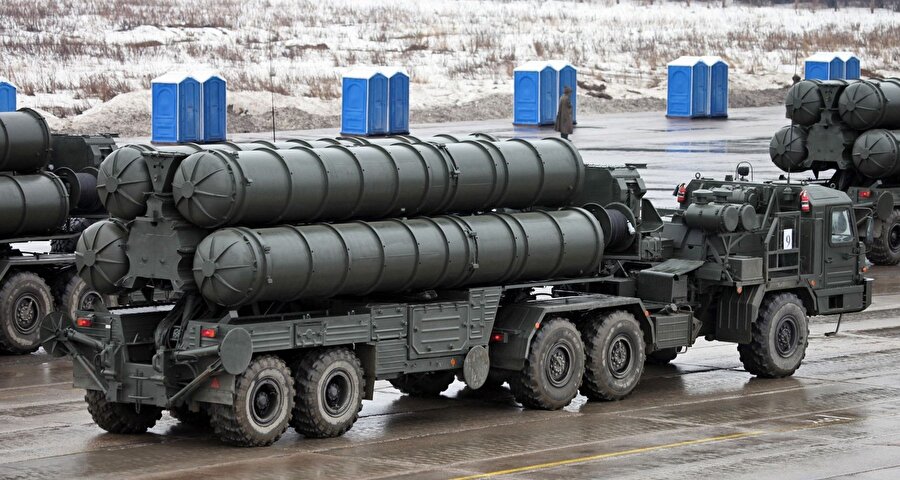 S-400, Rusya'nın Soğuk Savaş döneminde geliştirmeye başladığı füze savunma sisteminin dördüncü neslini temsil ediyor..