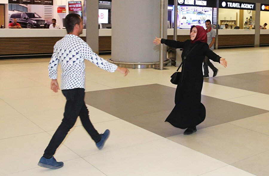 Denizcilerin aileleriyle kucaklaşmaları duygu dolu anların yaşanmasına sebep oldu.