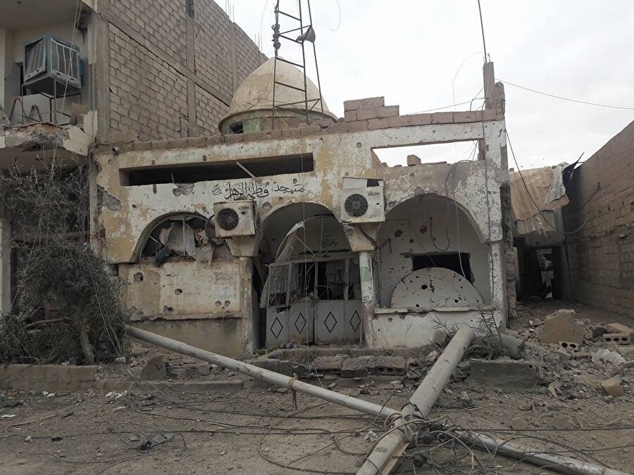 Deyrizor ilinin Irak sınırındaki Bukemal ilçesini denetimi altında tutan İran güçleri, halkın cami inşa etmesine ve yıkılan camileri onarmasına engel oluyor.