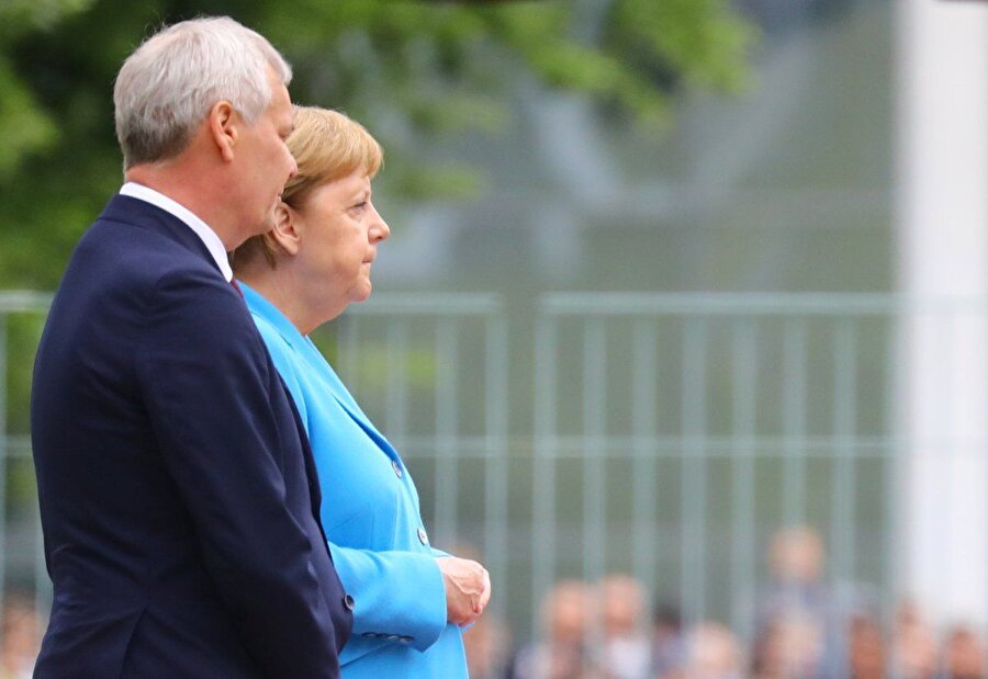 Almanya Başbakanı Angela Merkel'in, 3 hafta içinde 3'üncü kez titrerken görüntülenmesi sağlık durumu hakkındaki endişeleri artırdı.