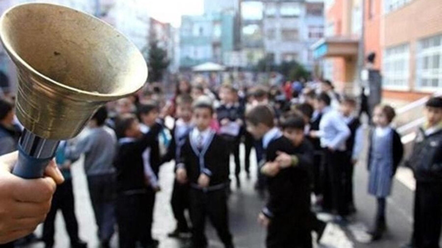 İlk ve ortaokullarda teneffüs süreleri 10 dakikadan 15’e çıkarıldı. İkili eğitim yapılan okullarda ise en az 10 dakika olacak.