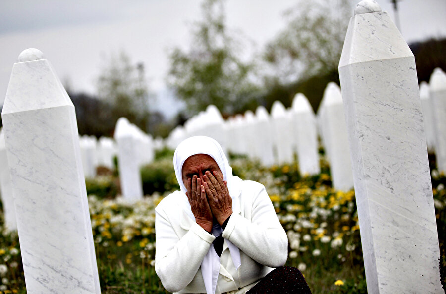 Srebrenitsa soykırımının ardından 24 yıl geçmesine rağmen yeni toplu mezarlar bulunmaya devam ediyor. Toplu mezarlardan çıkan kemikler DNA testi yapıldıktan sonra düzenlenen törenlerle yeniden defnediliyor.