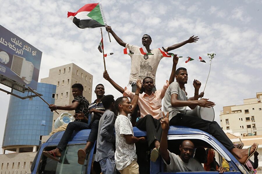 Sudan'da yaşanan darbe ile Ömer el Beşir devrilmişti.