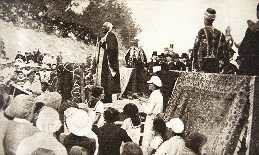 Filistin topraklarında Yahudi yerleşim birimleri kurulmasının önünü açan deklarasyonun fikir babası Artur James Balfour, Kudüs İbrani Üniversitesi'nde konuşma yapıyor.