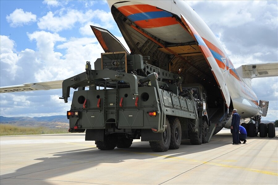 S-400'ler Mürted Hava Meydanı'na indirilirken çekilen bir kare.