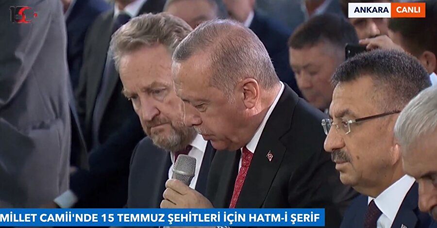 Cumhrubaşkanı Recep Tayyip Erdoğan 15 Temmuz şehitleri için Kur'an-ı Kerim okudu