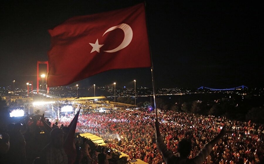 15 Temmuz hain darbe girişimi gecesinde bir millet, demokrasisine ve vatanına sahip çıkmak için sokaklara döküldü.