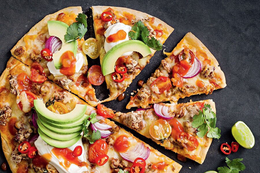 Pizzayı kısa süre içerisinde bitirenler çeyrek altın kazanma şansına sahip oluyor.