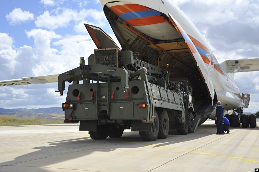 Rus yapımı S-400 parçalarının Türkiye'ye intikali sırasında Ankara Mürted Hava Üssü'nde çekilen bir kare.