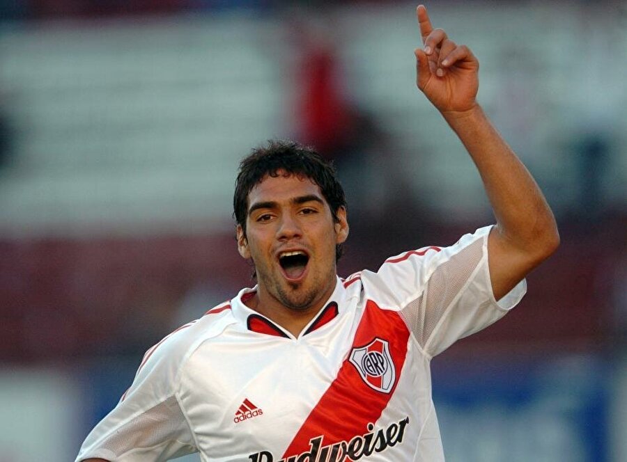 River Plate altyapısında oynarken Buenos Aires'teki Palermo Üniversitesi'nde gazetecilik eğitimi aldı.
