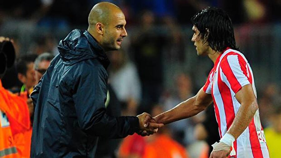 Pep Guardiola, Radamel Falcao'yu tek cümleyle şu şekilde özetliyor: Ceza sahası içinde dünyanın en iyisi.
