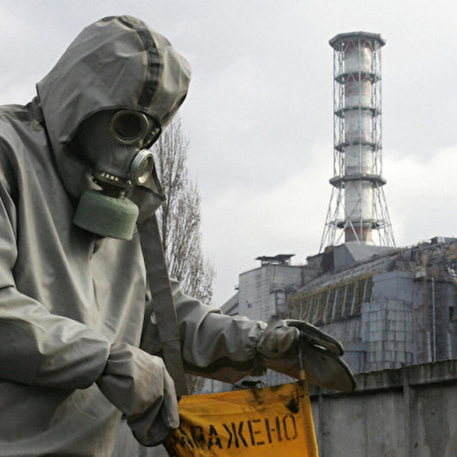 Chernobyl dizisi felaketi getirdi: Eski nükleer santral çalışanı intihar etti
Amerikan merkezli HBO isimli televizyon kanalı 1986 yılında Sovyetler Birliği'nde yaşanan Çernobil kazasını dünyaya duyurmak için Chernobyl isimli bir TV dizisi hazırladı.
Tüm dünyada geniş yankı uyandıran dizi acı bir olaya sebep oldu.


Eskiden reaktörde çalışan Nagashibay Zhusupov'in, diziyi gözyaşları içinde izlediği ve yaşadığı acıya dayanamayarak intihar ettiği iddia edildi.


Rusya tarafından da tepki çeken dizinin yayından kaldırılması talep edilmişti.