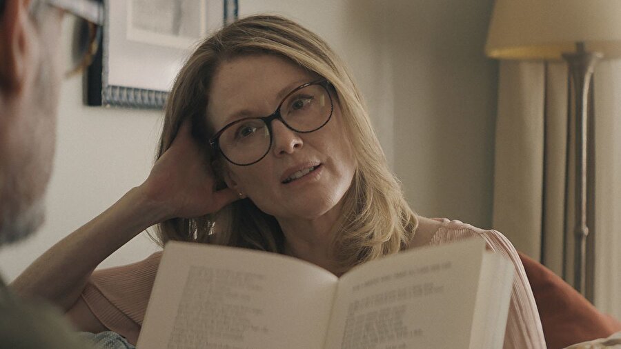 Gloria Bell
Julianne Moore'ya John Turturro, Caren Pistorius, Michael Cera, Brad Garrett ve Rita Wilson'un eşlik ettiği filmin yönetmenliğini Sebastian Lelio üstlendi.
Romantik komedi ve dram karışımı film; gününü sıradan ofis ortamında geçiren, geceleri ise kendini dans pistlerine bırakarak hayatın yorgunluğunu atmaya çalışan bir kadının, bu gecelerden birinde Arnold adında bir adam ile tanışması sonrasında yaşanan olaylar üzerinden ilerliyor.