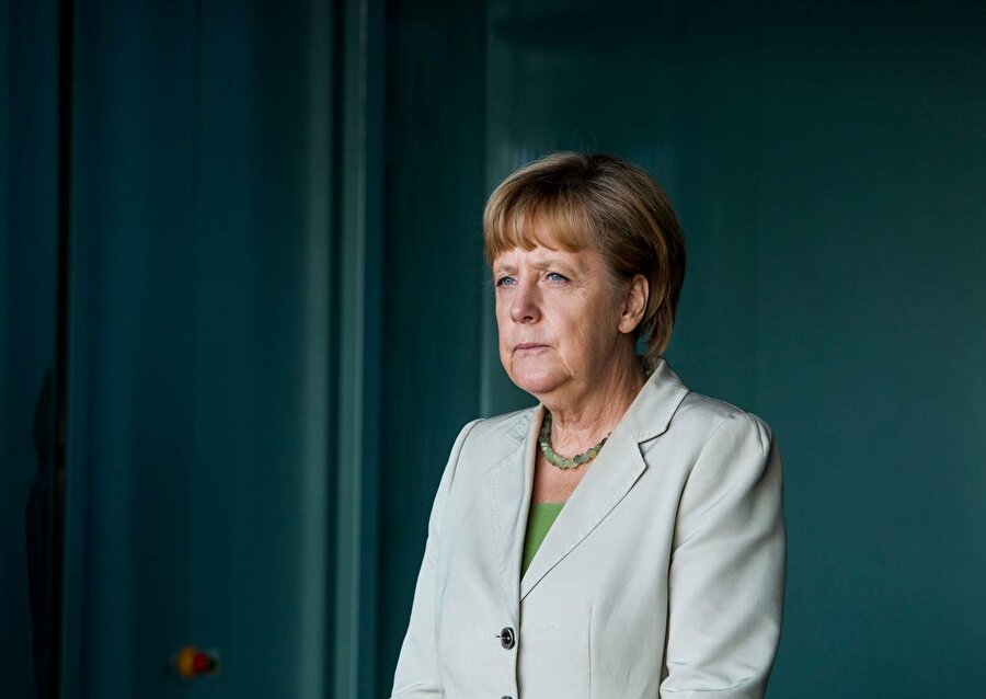 Almanya'nın ilk kadın Başbakanı olarak tarihe geçen Angela Merkel, son günlerde titremesi dolayısıyla yaşanan hakkındaki sağlık durumu endişeleriyle gündeme geliyordu.
