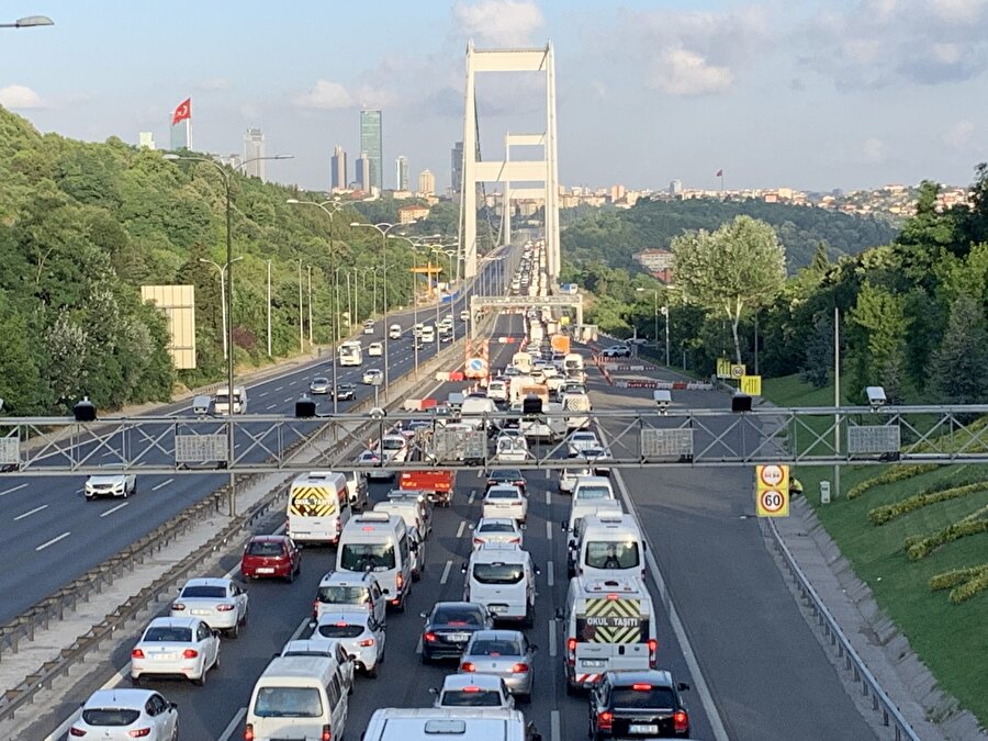 Fatih Sultan Mehmet Köprüsü'ndeki yol bakım çalışmalarında oluşan trafikten bir kare.
