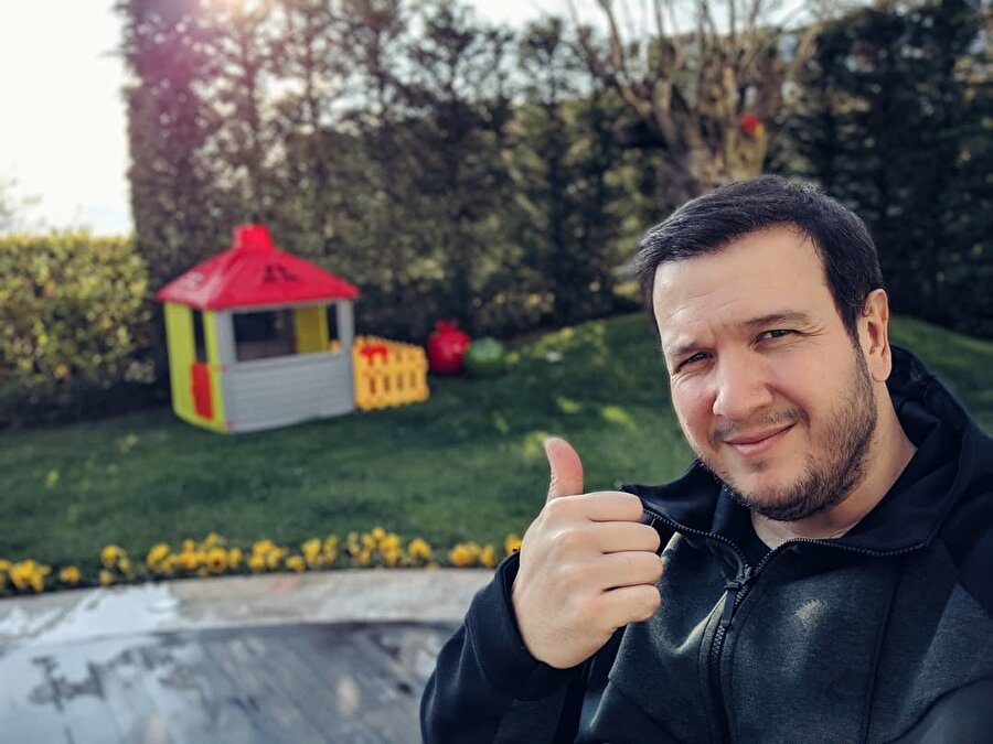 Şahan Gökbakar yönetmen oluyor.