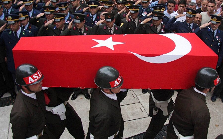 Bitlis kırsalında PKK'lı teröristlerce bir askeri araca düzenlenen roketli saldırıda bir askerimiz şehit oldu.