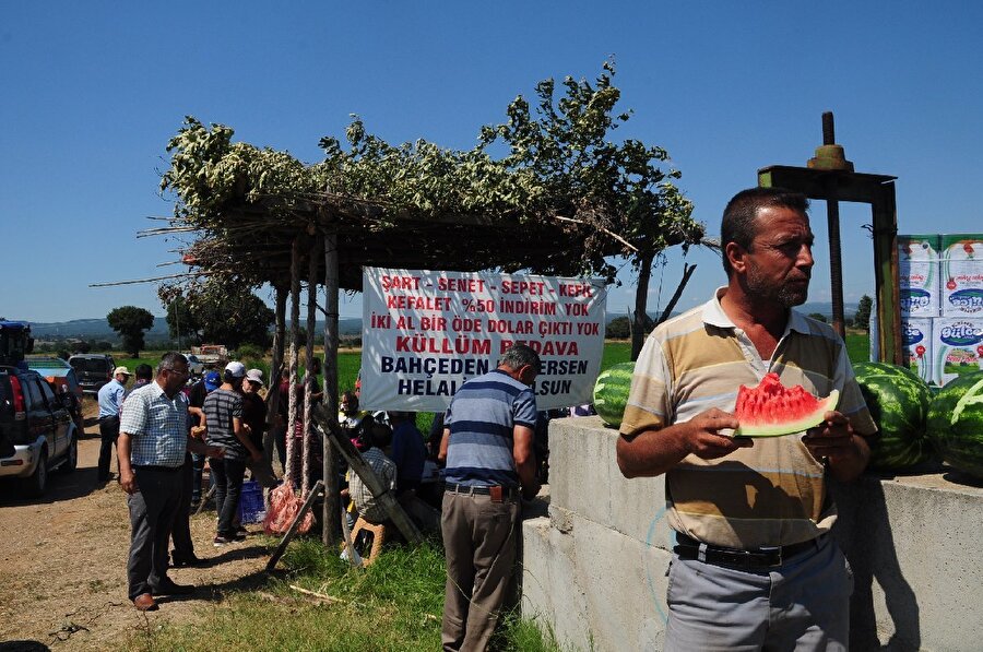 Çiftçi Necati Özden, tarlasındaki ürünleri ücretsiz dağıtıyor.