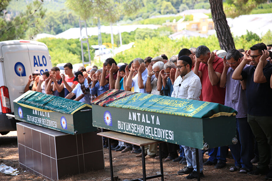 Antalya'da 70 yıllık evliliklerini 11 çocukla taçlandıran 92 yaşındaki Raziye ile Abdurrahman Yılmaz çifti, 26 dakika arayla yaşamını yitirdi.