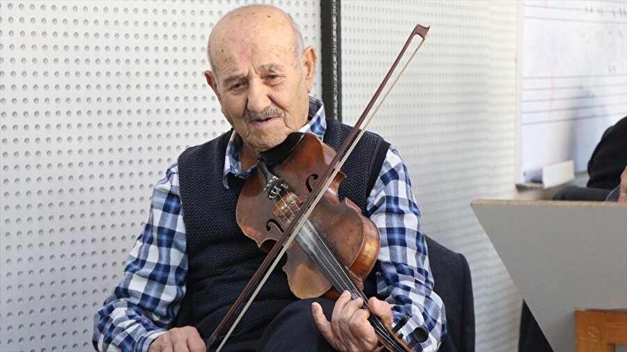 Hüseyin Kocakülah, müziğe olan ilgisini köy enstitüsünde keşfettiğini belirtti.