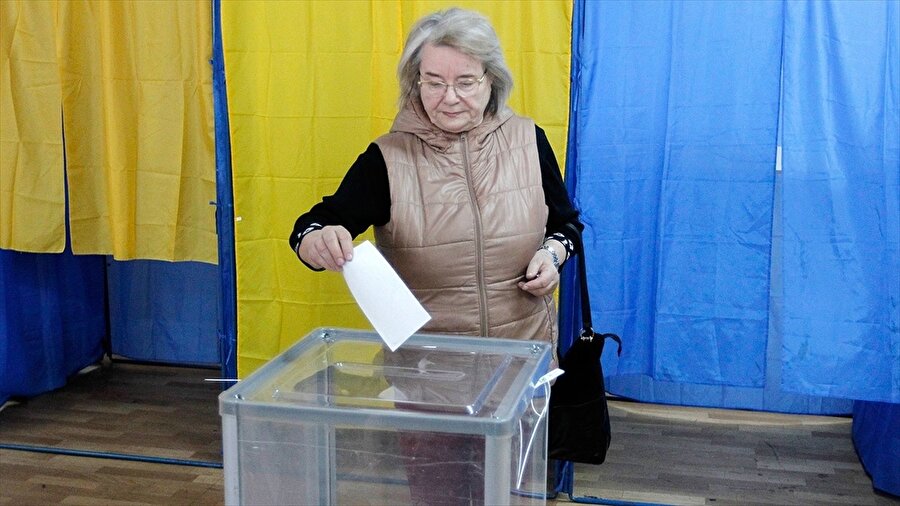 Ukrayna'da Devlet Başkanı Vladimir Zelenskiy'in parlamentoyu feshetmesi nedeniyle bugün halk, milletvekillerini belirlemek üzere sandık başına gidecek.