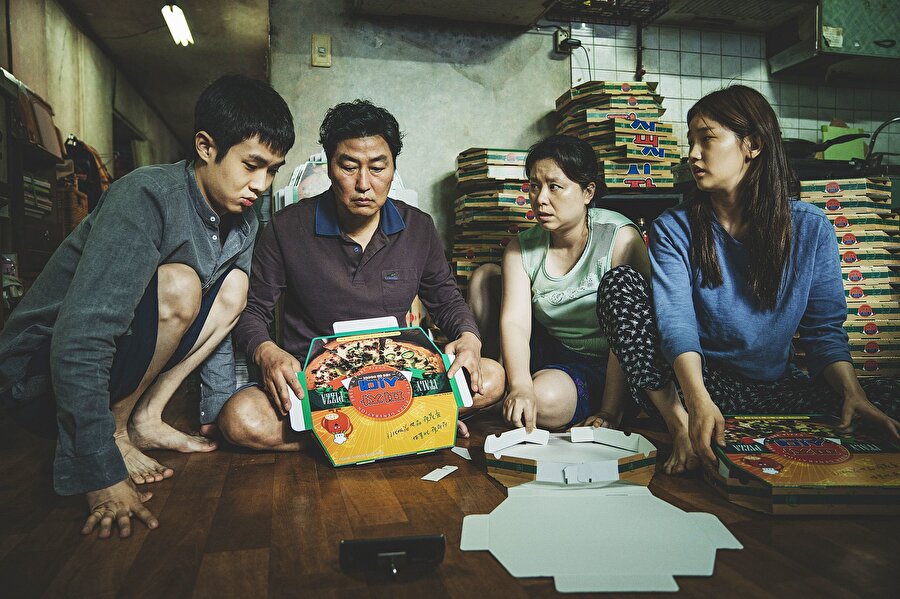 Parazit 

                                    Snowpiercer ve Okya adlı filmlerinden anımsayacağımız Güney Kore'li yönetmen Bong Joo-ho Cannes'ten Altın Palmiye ile dönen yeni filmi Parazit'te birbirinden tamamen farklı hayatlar ve kişiliklere sahip olan iki ailenin hikayesini anlatıyor. 
                                