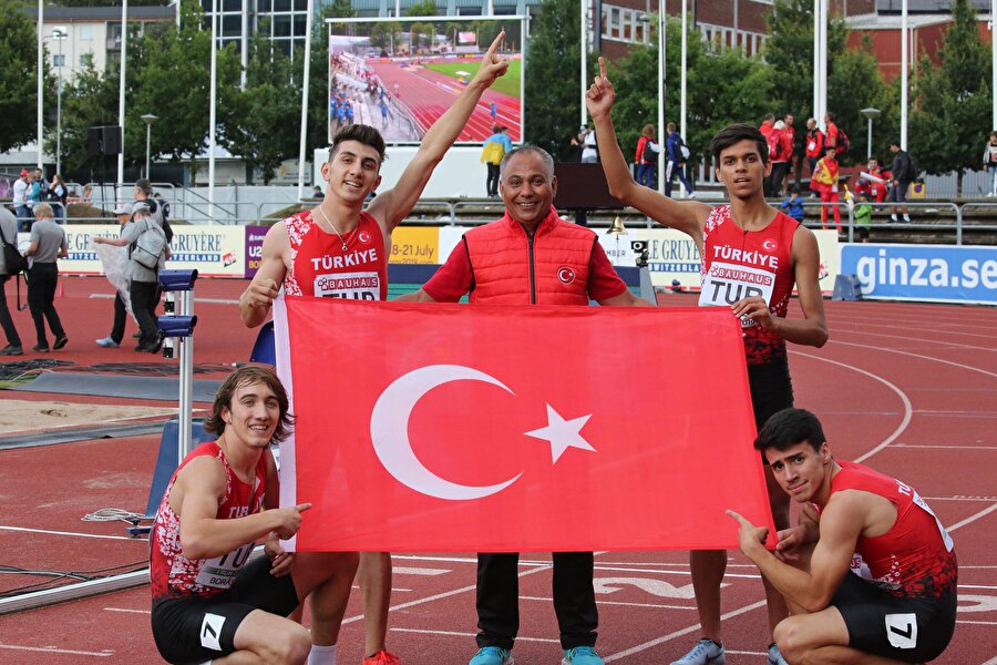 Milli takımımız galibiyet sonrası antrenörleriyle beraber türk bayrağı açtı