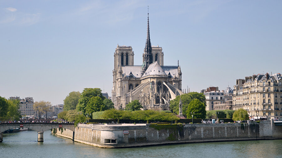 Notre Dame Katedrali yeniden inşa ediliyor.