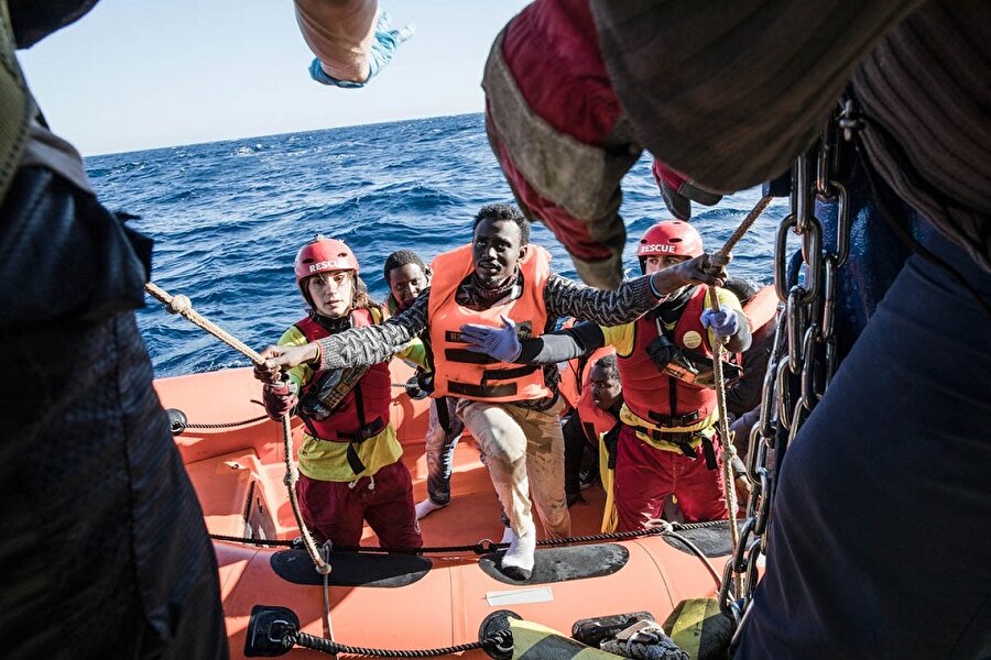 Libya'daki Kasr El-Karabulli'nin 34 mil kuzeyinde kurtarılan mülteci grubu