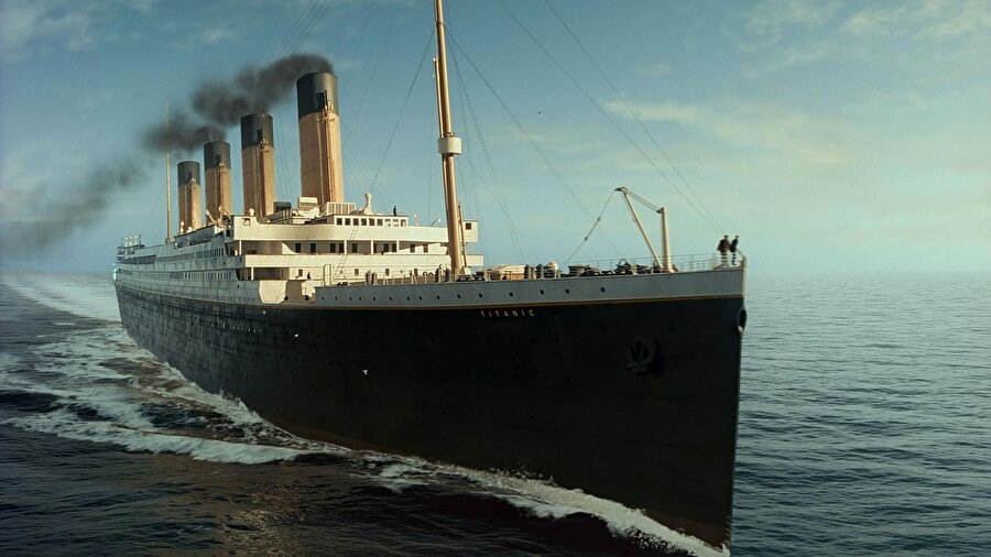 Titanic, 12 Nisan 1912 tarihinde ikiye ayrılarak battı.