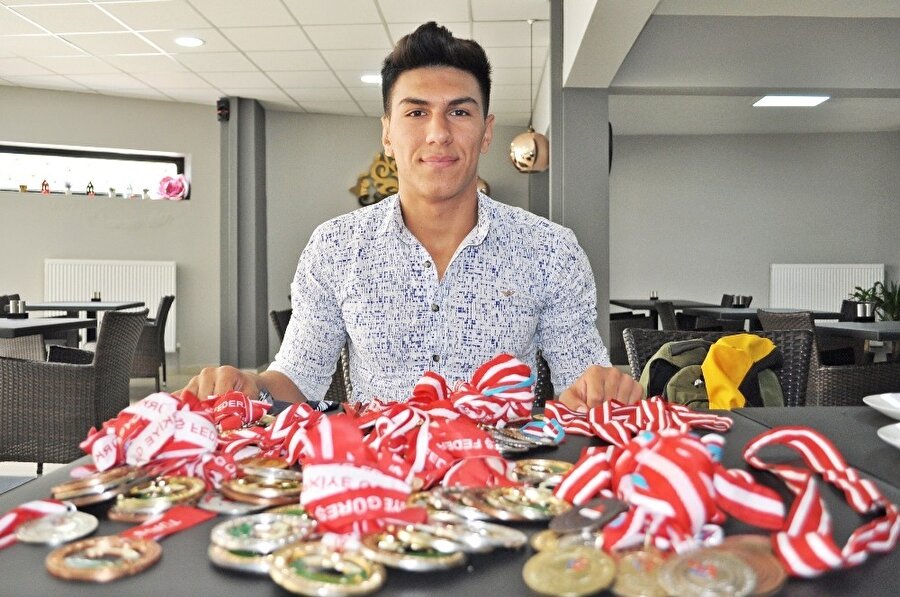 Eren Kaplan kazandığı madalyalarla.