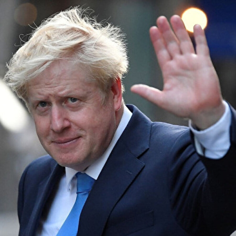 İngiltere Kraliçesi, Johnson'a hükûmeti kurma yetkisi verdi
Boris Johnson, İngiltere Kraliçe'sinin kendisine hükûmet kurma yetkisi vermesiyle resmi olarak İngiltere'nin yeni Başbakanı oldu.