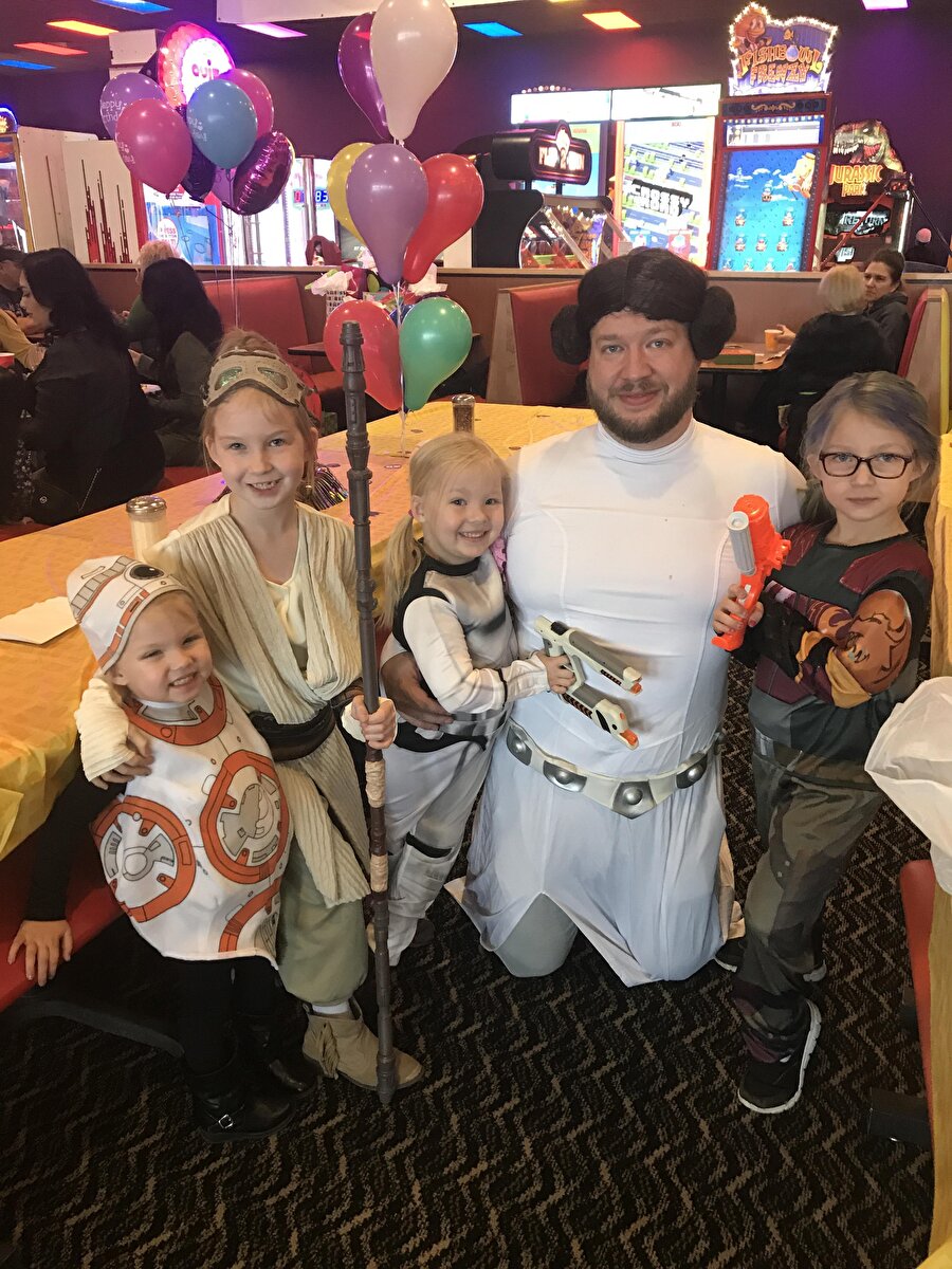Kızları için Star Wars temalı prenses partisi düzenleyen baba
