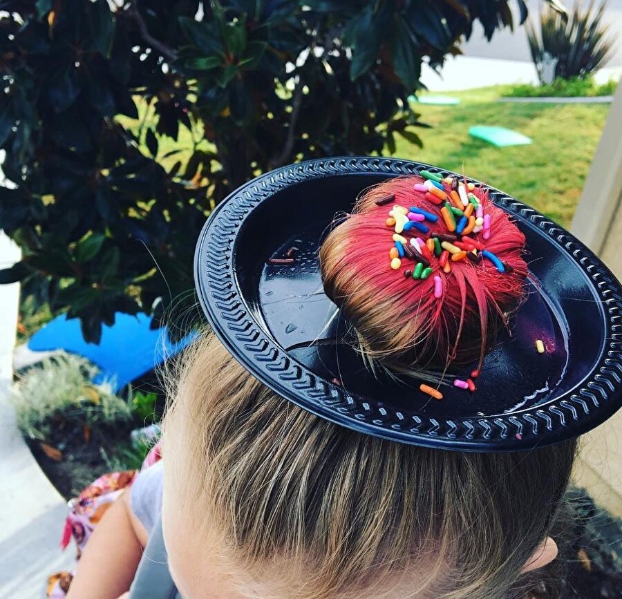 Çocuğu kostüm partisine katılacak olan annenin kuaförleri kıskandıran saç tasarımı
