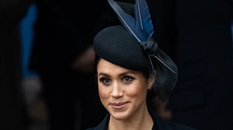 Meghan Markle artık komşularına da karışıyor: Yasaklar listesi hazırladı

                                    Geçtiğimiz yıl Mayıs ayında Amerikalı oyuncu Meghan Markle ile evlenen Prens Harry, saraydan taşınarak yeni bir eve yerleşti. Taşınmalarının ardından evle ilgili konulardan dolayı gündeme gelen çiftin komşularına bazı yasaklar getirdiği belirtildi.  Yeni doğan bebeklerini kimsenin görmesini istemeyen Düşes Markle'ın komşularını, ''Archie’ye görmeye çalışmayın'' diyerek uyardığı söylendi. Ancak Kraliyet çiftinin komşulara yasaklar listesi hazırladığı haberi Buckingham Sarayı'ndan yapılan açıklamayla yalanlandı.
                                