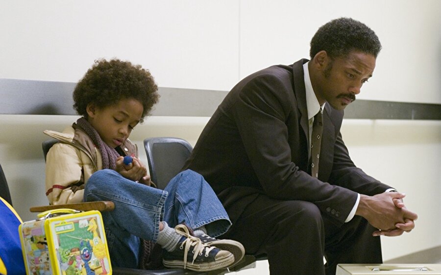 The Pursuit of Happyness - Chris Gardner (Will Smith)

                                    
                                    
                                    
                                    
                                    Christopher Gardner’ın yaşanmış hikayesine dayanan bu filmde Will Smith, işlerinin kötü gitmesiyle eşi tarafından terk edilen, çocuğuyla beraber aç ve evsiz kalıp sokaklarda yatan ancak olsun çocuğunu asla yalnız bırakmayan bir baba rolünde. Buna rağmen bir gün bile yakınmayan, mücadeleci ve amacı uğrunda asla pes etmeyen tutumuyla unutulmaz baba karakterleri arasına girmeyi başardı.
                                
                                
                                
                                
                                