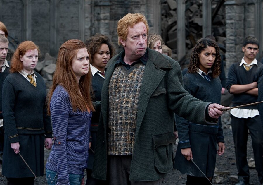 Harry Potter - Arthur Weasley (Mark Williams)

                                    
                                    
                                    
                                    
                                    Arthur Weasley neşeli, meraklı, ve Harry’yi kendi oğullarından ayırt etmeyen iyi kalpli bir adam olarak karşımıza çıkıyor. Sihir Bakanlığı’nda çalışan ve genellikle ailesinin sosyal sınıfına yönelik eleştirilere hedef olan biri olsa da oldukça nazik biridir.
                                
                                
                                
                                
                                