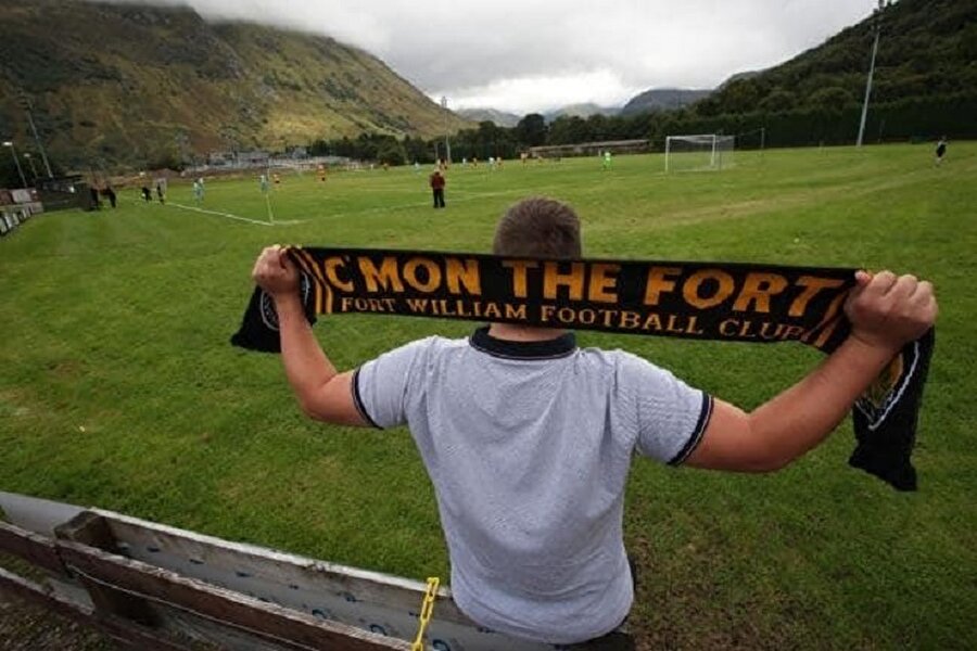 Fort William FC taraftarı maçı izliyor.