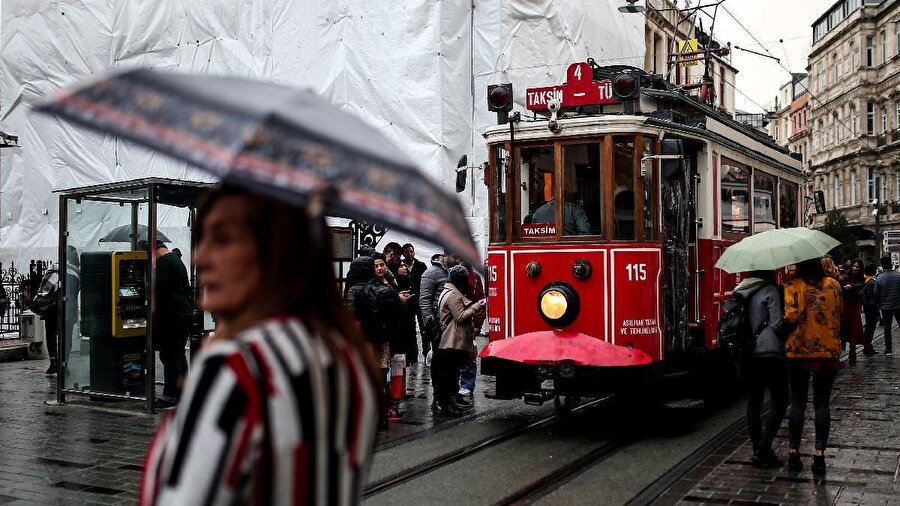 İstanbul ve Kocaeli'nin kuzey kesimlerinde sağanak ve gök gürültülü sağanak görüleceği tahmin ediliyor.