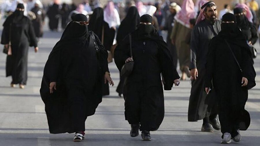 Suudi Arabistan, yetişkin kadınların izinsiz seyahat etmelerine izin verdi.