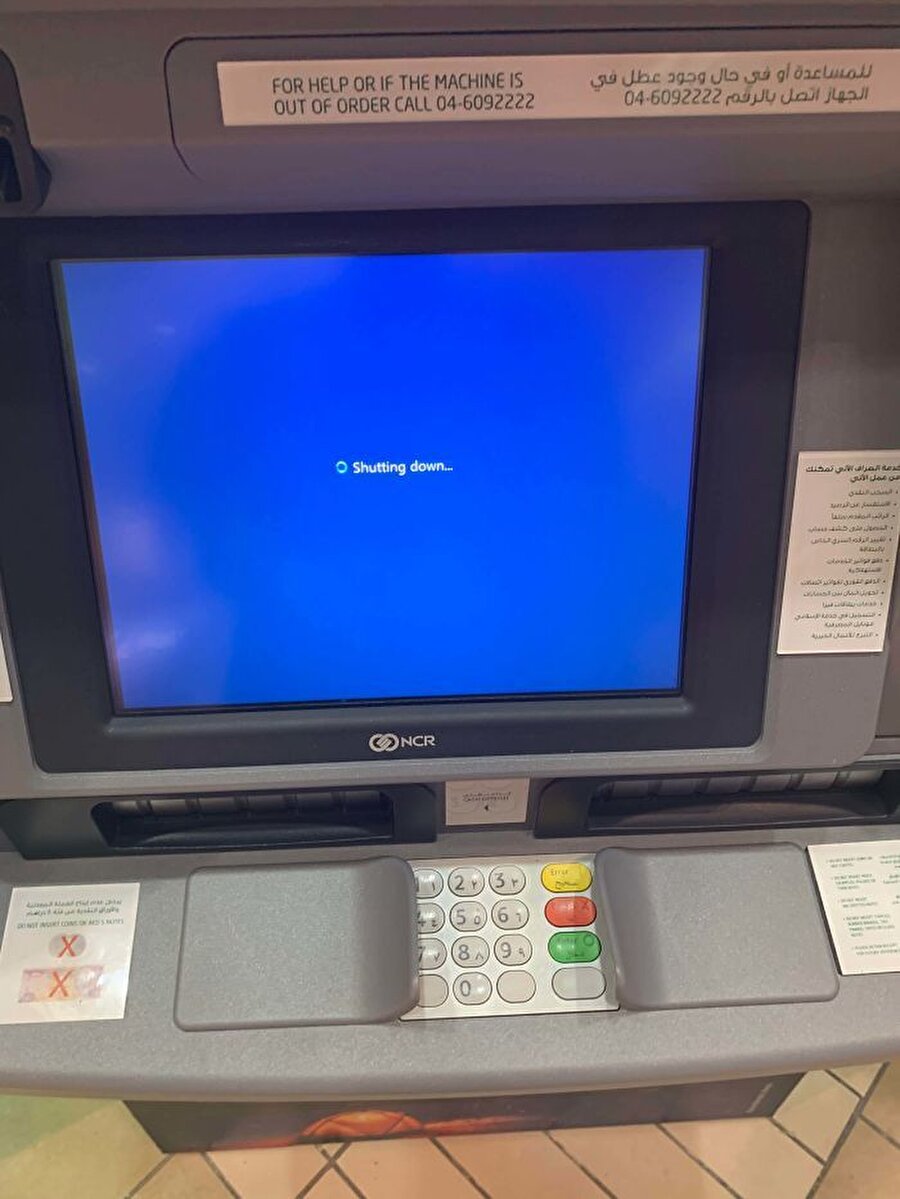 ATM'ye kart sıkıştırmak hepimizin korkusu
Ama burada durum biraz daha farklı. Bu arkadaşımızın kartı içerideyken ATM kapanmış. Sonra ne oldu acaba? 