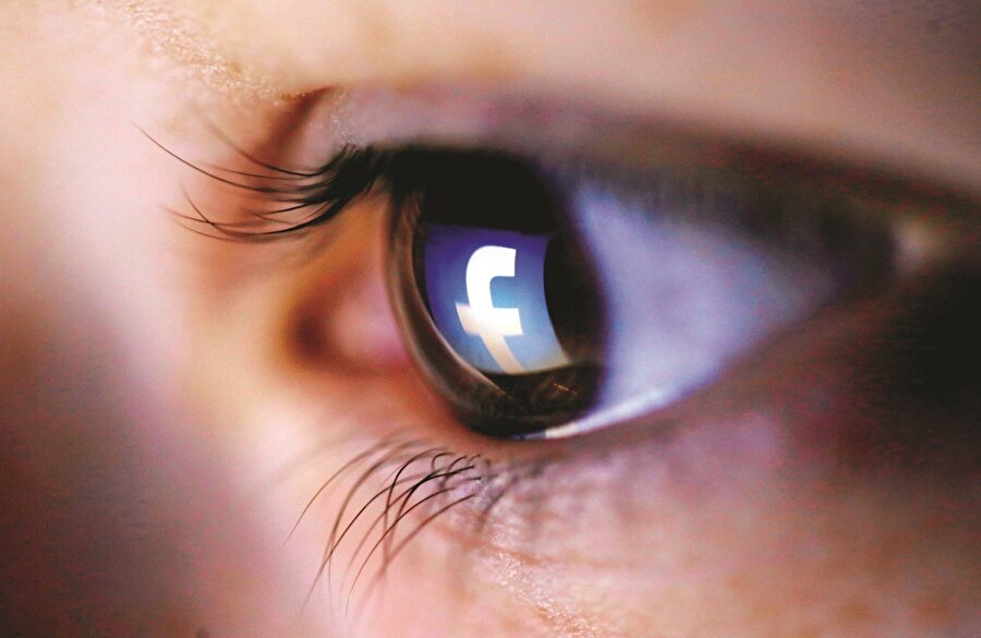 ABD Ulusal Güvenlik Dairesi’nde (NSA) sistem analisti olarak çalışan Snowden, Facebook’un kullanıcılarını gizlice izlediğini iddia etti.