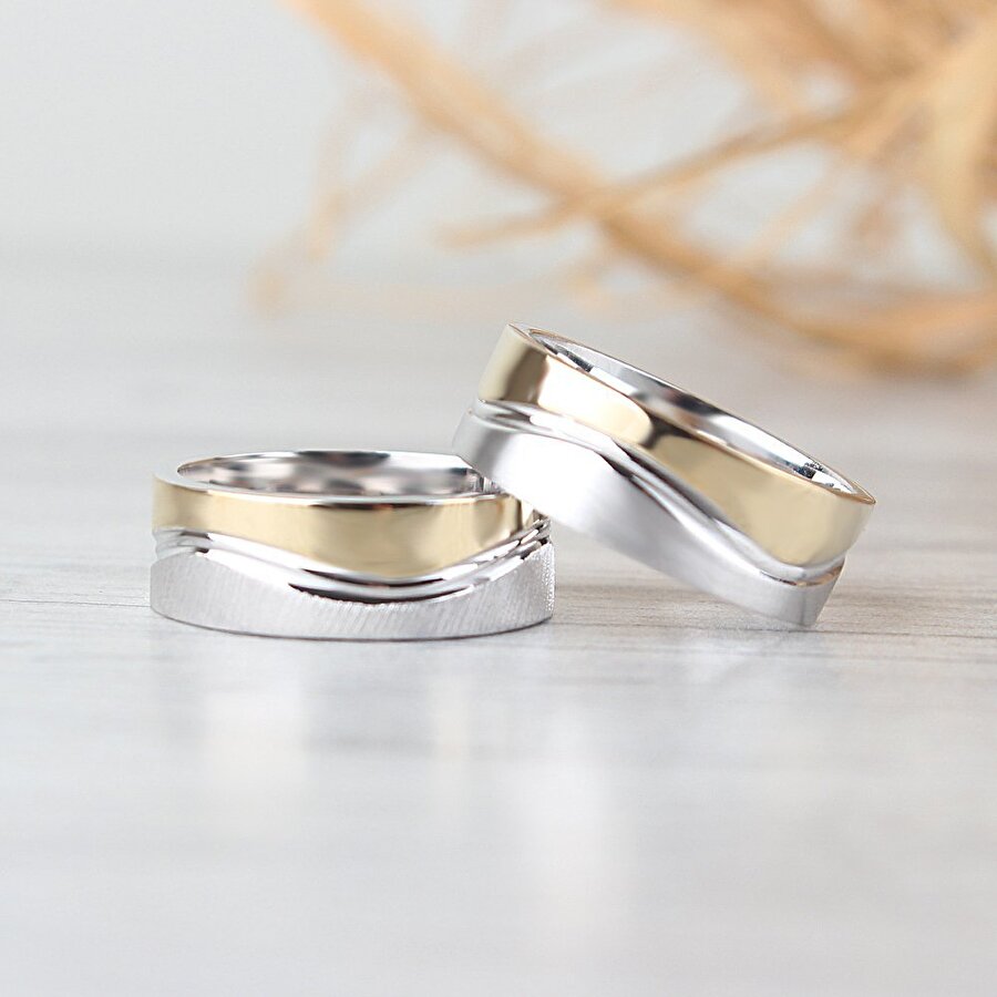 “Bugün,” dedim. “Çok ilginç bir şey oldu iş yerinde.” “Yüzükle alakalı,” dedim.