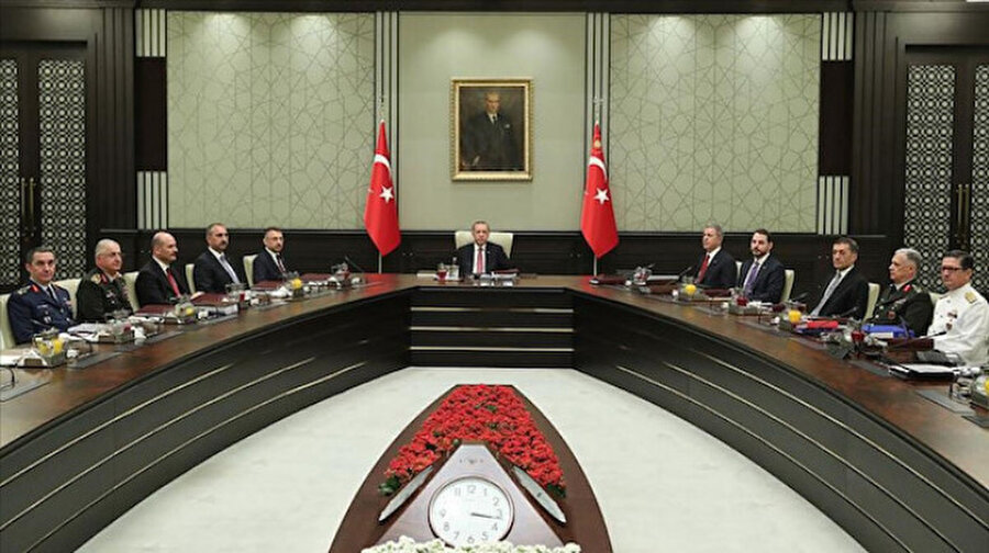 Yüksek Askeri Şura kararları açıklandı

                                    Cumhurbaşkanı Erdoğan başkanlığında Beştepe'de toplanan Yüksek Askeri Şura (YAŞ) sona erdi. 1,5 saat süren toplantıda generalliğe terfi edecek albaylarla, bir üst rütbeye terfi edecek general ve amirallerin dosyaları görüşüldü. Cumhurbaşkanı Erdoğan Yüksek Askeri Şura'da alınan kararları imzaladı. Ardından Cumhurbaşkanlığı Sözcüsü Kalın, YAŞ toplantısında alınan kararları açıkladı.
                                