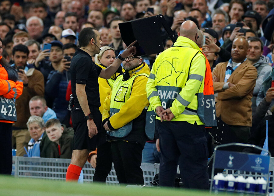 Cüneyt Çakır, Şampiyonlar Ligi'nde Tottenham ile Manchester City arasında oynanan maçta ilgili pozisyonu VAR monitöründe izliyor.
