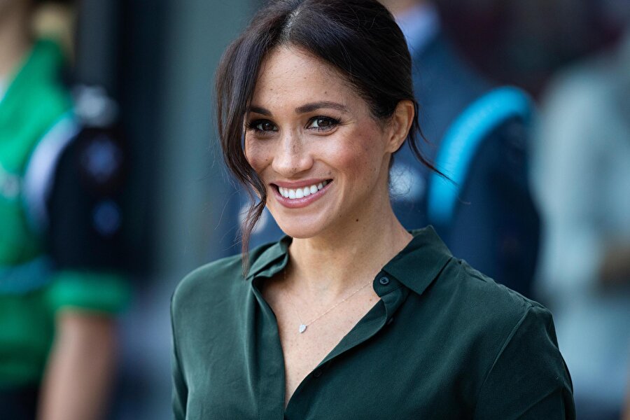 
                                    
                                    
                                    
                                    
                                    
                                    
                                    
                                    Meghan Markle'ın burnu ve çilleri yeni bir estetik akımı başlattı. Artık burun estetiği yaptırmak isteyen kadınlar doktora Markle fotoğrafıyla gidiyorlar. Hatta onun gibi görünebilmek için çil dövmesi yaptıranların olduğu da söyleniyor. 
                                
                                
                                
                                
                                
                                
                                
                                