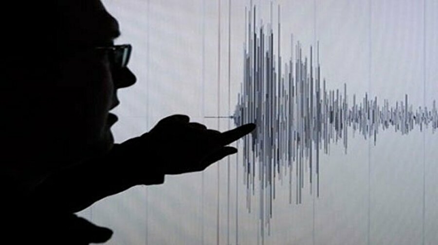 İran'da yaşanan deprem büyük bir paniğe neden oldu.
