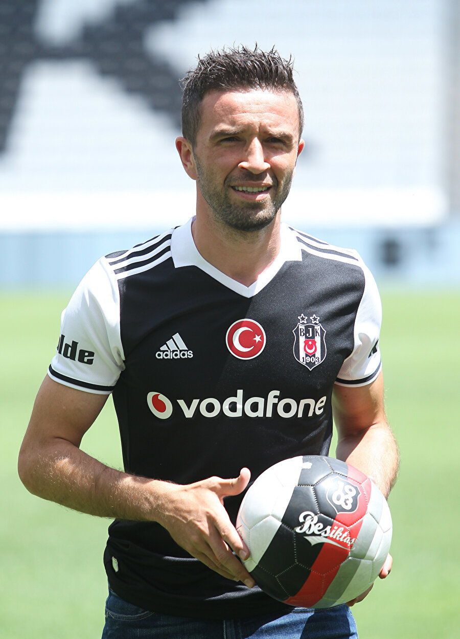 Gökhan Gönül

                                    
                                    
                                    
                                    
                                    Sakatlanma
tarihi: 2 Ağu 2019Beşiktaş
yetkililerinin Gökhan Gönül hakkında yaptığı açıklamalar:"Hazırlık
maçında sağ elinden sakatlanan futbolcumuz Gökhan Gönül,
bugün Acıbadem Fulya
Hastanesi'nde Dr. Sarper
Çetinkaya tarafından
başarılı bir operasyonla ameliyat edildi. Gökhan Gönül,
koruyucu özel bir alçı yardımıyla takımımızla birlikte
çalışmalarını sürdürecek. Beşiktaş Ailesi olarak futbolcumuz
Gökhan Gönül'e geçmiş olsun der, acil şifalar dileriz."
                                
                                
                                
                                
                                