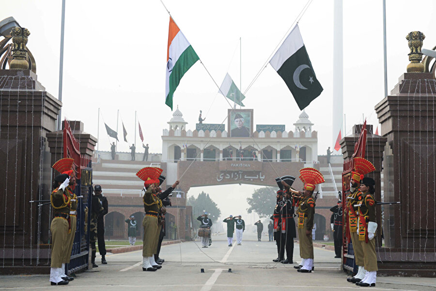 Pakistan Başbakanı İmran Han, Pakistan ile Hindistan arasında çıkacak savaşın tüm dünyayı etkileyeceği uyarısında bulunurken, Keşmir'de olası bir etnik temizlikten endişe ettiğini vurguladı.