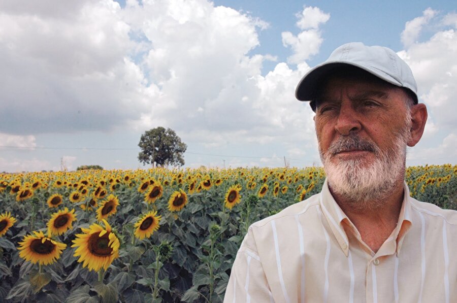 Türkiye’nin batılı anlamda bir sanayi toplumu olamadığını belirten Kutlu, eski hayat tarzını da kaybetmek üzere olduğunu söylüyor.